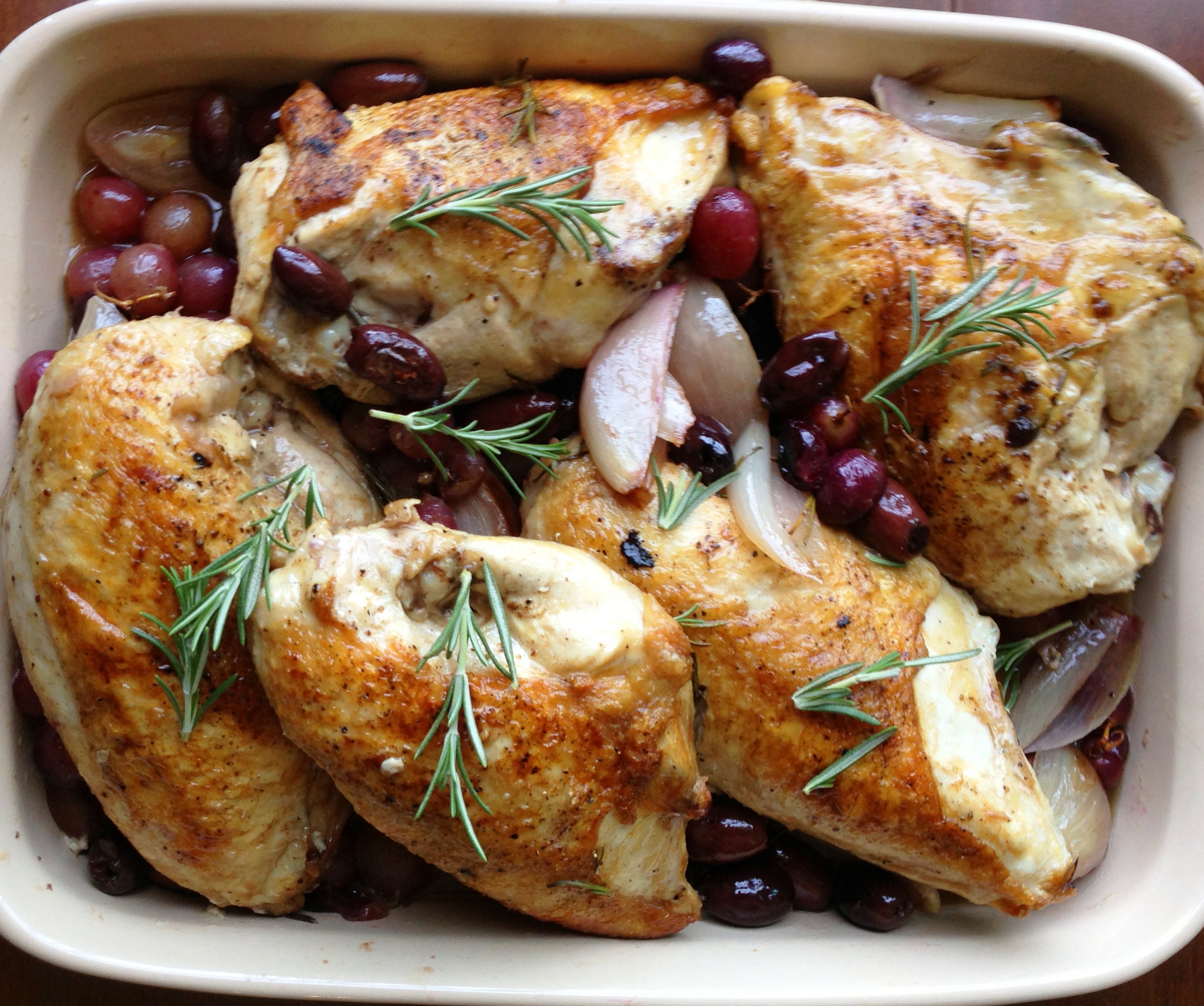Куриные грудки рецепт приготовления с фото. Курица с виноградом. Курица с виноградом в духовке. Горячие блюда из грудки. Блюда из куриной грудки на праздничный стол.